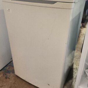 Combiné réfrigérateur congélateur de marque Bauknecht modèle RE130W / RE127W, capacité 121 litres. Dim : 86 x 55 x 56 cm. Localisation : 34 avenue du Général Patton 02880 Crouy