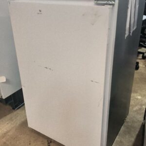 Réfrigérateur de marque Whirlpool modèle ARG 9071 A++, capacité 136 litres. Dim : 89 x 54 x 53 cm. Localisation : 34 avenue du Général Patton 02880 Crouy