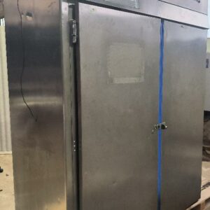 Armoire à chariot double de marque Odic. Dim : 222 x 180 x 95 cm. Localisation : 34 avenue du Général Patton 02880 Crouy