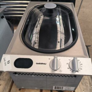 Bain-marie électrique professionnel de la marque Gaggenau modèle HLVK230. Dim : 30 x 29 x 50 cm. 2 unités. Vendu à l'unité avec faculté de réunion. Localisation : 34 avenue du Général Patton 02880 Crouy