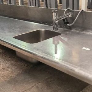 Plonge adossée 1 bac en inox alimentaire. Dim : 47 x 356 x 66 cm. Localisation : 34 avenue du Général Patton 02880 Crouy