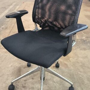 Fauteuil pivotant ajustable en hauteur design Alberto Meda modèle Meda Chair édition Vitra, structure en aluminium, dossier en resille noir, assise en tissu noir, piètement en étoile à 5 branches sur roulettes. Dim : 110 x 70 x 70 cm. Localisation : 34 avenue du Général Patton 02880 Crouy