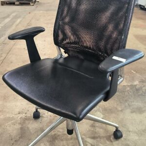 Fauteuil pivotant ajustable en hauteur design Alberto Meda modèle Meda Chair édition Vitra, structure en aluminium, dossier en resille noir, assise en cuir noir, piètement en étoile à 5 branches sur roulettes. Dim : 110 x 70 x 70 cm. Localisation : 34 avenue du Général Patton 02880 Crouy