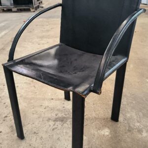 Chaise Coral de Matteo Grassi, dossier et assise recouvert de cuir noir, piétement en métal noir. Dim : 82 x 53 x 45 cm (usures). 4 unités. Vendu à l'unité avec faculté de réunion. Localisation : 34 avenue du Général Patton 02880 Crouy