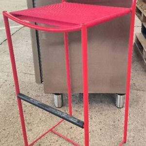 Chaise haute dans le goût du modèle ​​Spaghetti design Giandomenico Belotti, assise et dossier en caoutchouc tressé rouge, structure tubulaire de couleur rouge. Dim : 100 x 45 x 50 cm. 6 unités. Vendu à l'unité avec faculté de réunion. Localisation : 34 avenue du Général Patton 02880 Crouy