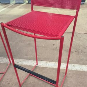 Paire de chaise haute dans le goût du modèle ​​Spaghetti design Giandomenico Belotti, assise et dossier en caoutchouc tressé rouge, structure tubulaire de couleur rouge. (abimées/usures) Dim : 100 x 45 x 50 cm. Localisation : 34 avenue du Général Patton 02880 Crouy