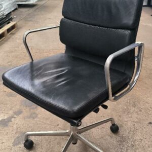 Fauteuil de direction pivotant ajustable en hauteur design Charles et Ray Eames modèle EA219 Soft Pad édition Vitra, structure en aluminium, garniture en cuir noir, piètement en étoile à 5 branches sur roulettes. (usures). Dim : 105 x 60 x 55 cm. 2 unités. Vendu à l'unité avec faculté de réunion. Localisation : 34 avenue du Général Patton 02880 Crouy