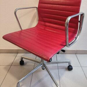 Fauteuil pivotant et ajustable design Charles et Ray Eames modèle EA117 édition Vitra, structure en aluminium chromé, garniture en cuir de couleur rouge, piètement en étoile à 5 branches sur roulettes. (usures). Dim : 83 x 58 x 60 cm. 2 unités. Vendu à l'unité avec faculté de réunion. Localisation : 34 avenue du Général Patton 02880 Crouy