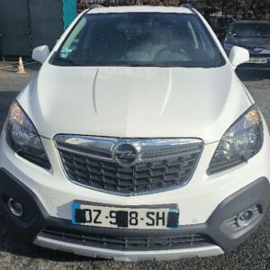 Véhicule Opel Mokka 1.4 Turbo 140ch Cosmo Pack Start & Stop 4x2.

Essence – Boîte automatique – 140 ch – 8 CV fiscaux - 5 portes
Date de 1ère Mise en circulation : 17/02/2016.
Kilométrage : 43 677 km non garantie
Immatriculation : DZ-978-SH

Véhicule démarre.
Frottements et altération de la peinture sous le pare-chocs avant.
Équipements : climatisation, régulateur/limitateur de vitesse, vitres électriques, autoradio, écran de navigation, intérieur simili cuir, toit ouvrant, direction assistée, jantes alliage 18″, système Start & Stop, barres de toit, détecteur de pluie, éclairage automatique.

Carte grise.
Contrôle technique expiré.
Véhicule vendu pour pièces en l'état pour les professionnels