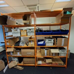 Rayonnage à archives métallique de couleur orange. Dim : 220 x 250 x 62 cm. 1 UNITÉ AU TOTAL. (étiquette 5096)

1er étage salle masterisation : 1 unité