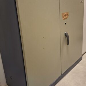 Armoire forte de marque Fichet. Dim : 105 x 115 x 50 cm. 1 UNITÉ AU TOTAL. (étiquette 5087)

5ème étage salle débarras : 1 unité