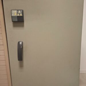 Armoire forte de marque Fichet. Dim : 105 x 65 x 50 cm. 1 UNITÉ AU TOTAL. (étiquette 5088)

5ème étage salle débarras : 1 unité