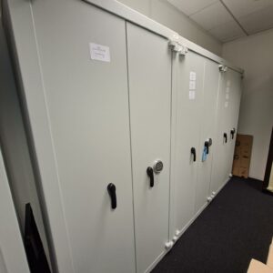 Armoire forte de marque Acial. Dim : 198 x 100 x 50 cm. 7 UNITÉS AU TOTAL. (étiquette 5093)

3ème étage box : 7 unités