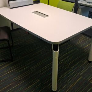 Table rectangulaire de marque Majencia, plateau en bois de couleur blanc avec trappe, piétement en métal de couleur blanc. Dim : 72 x 165 x 110 cm. 1 UNITÉ AU TOTAL. (étiquette 5095)

3ème étage box : 1 unité