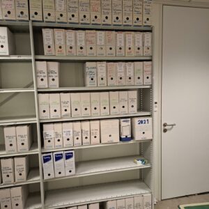 Rayonnage à archives métallique de couleur gris clair comprenant 26 échelles. Dim : 217 x 123 x 34 cm. 31.98M LINEAIRE AU TOTAL.

4ème étage salle d'archives (étiquetté 5092) : 31,98m linéaire