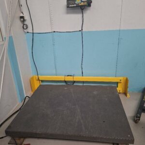 Balance industrielle de marque Precia modèle M7. Poids mini: 10 kg. Poids maxi: 1500 kg. 125 x 150 cm.