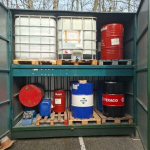 Armoire de stockage de produits chimique avec bacs de rétention de marque Delphi. 300 x 300 x 135 cm. (vendue vide de fûts)