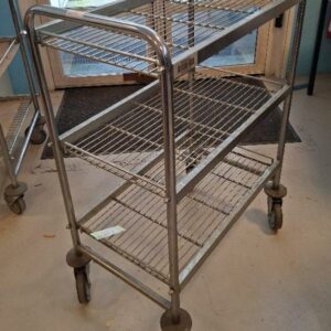 Chariot à 3 plateaux grillagés en acier chromé. 106 x 45 x 75 cm. 2 unités