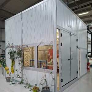 Cabine insonorisée environ 20 m2, structure en métal, 2 portes et 2 fenêtres, intérieur capitonné gris clair. 350 x 500 x 420 cm.