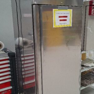 Armoire froide sur roulettes de marque Bacchus modèle GN650TN en inox alimentaire ouvrant à une porte. 200 x 74 x 83 cm