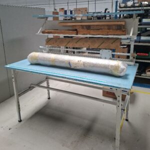 Table de découpe et emballage surmontée de 2 étagères. 153 x 160 x 85 cm