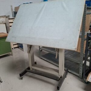 Table d'architecte basculante sur roulettes de marque Darnay. 125 x 150 x 100 cm