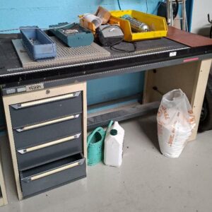 2 établis d'atelier avec caisson 4 tiroirs dont un avec prise électrique. 86 x 148 x 75 cm