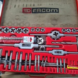 Tarauds de marque Facom dans leur mallette.