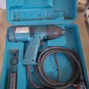 Clé à chocs de marque Makita modèle 6904VH.