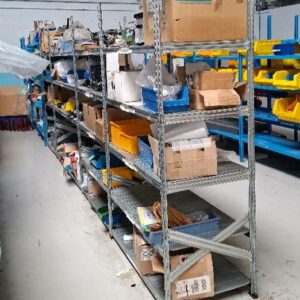 Rayonnage en acier laqué gris. 198 x 522 x 61 cm