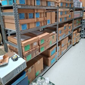 Rayonnage en acier gris. 160 x 370 x 50 cm