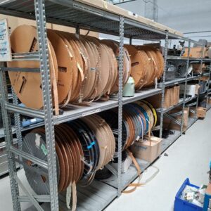 Rayonnage en acier gris. 197 x 825 x 60 cm