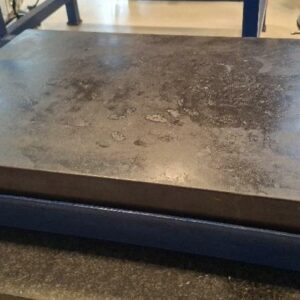 Marbre d'atelier sur socle en acier laqué bleu. 12 x 65 x 42 cm