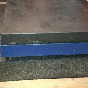 Marbre d'atelier. 10 x 64 x 64 cm (en dessous sur la photo)