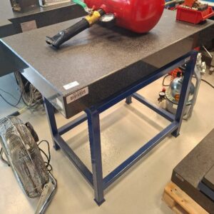 Marbre d'atelier sur piètement en acier laqué bleu. 90 x 63 x 100 cm