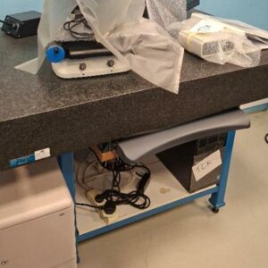 Marbre d'atelier sur piètement en acier laqué bleu. 91 x 121 x 81 cm