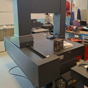 Machine à mesurer tridimensionnelle avec marbre d'atelier de marque Tesa modèle RS 001. 187 x 130 x 190 cm (sans la cheminée)