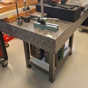 Marbre d'atelier sur piètement en acier gris. 91 x 121 x 81 cm