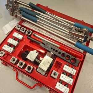 Lot de 3 cintreuses dont une de 66 cm et deux de 44 cm, avec mallette Facom contenant des raccords hydrauliques