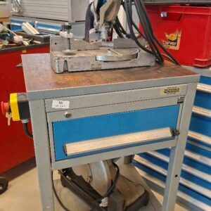 Scie circulaire pour plastiques et aluminium de marque Hitachi modèle S Force 78, vendue avec son support à roulettes à 1 tiroir en ceinture.