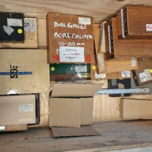 Lot surprise dans une caisse contenant grande quantité d'appareils de mesure.