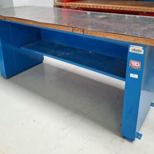 Etabli d'atelier de marque Facom en acier laqué bleu, plateau recouvert d'une plaque en inox. 88 x 200 x 75 cm.