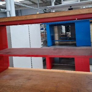 Etabli d'atelier de marque Facom en acier laqué rouge, plateau recouvert d'une plaque en inox. 88 x 200 x 75 cm.