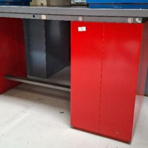 Etabli d'atelier de marque Facom en acier laqué rouge, plateau en inox, 1 caisson ouvrant à 4 tiroirs. 88 x 175 x 75 cm.