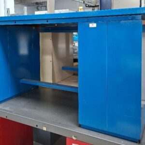 Etabli d'atelier en acier laqué bleu à 1 caisson ouvrant à 4 tiroirs. 87 x 175 x 75 cm.