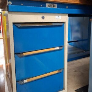 Etabli d'atelier en acier laqué bleu, 2 caissons à 3 tiroirs, plateau en bois. 200 x 85 x 74 cm.