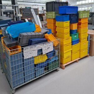 Lot d'une centaine de bacs plastiques d'atelier, diverses tailles et couleurs.