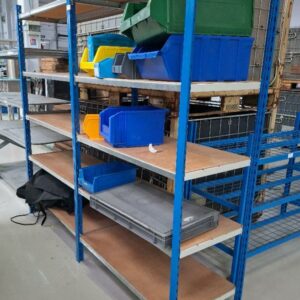 Rayonnage en acier laqué bleu. 180 x 200 x 50 cm