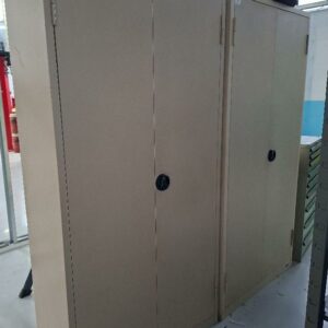 Armoire en métal blanc ouvrant à 2 portes à clé. 200 x 100 x 43 cm. 2 unités. Vendu à l'unité avec faculté de réunion.