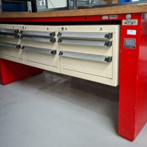 Etabli d'atelier de marque Facom en acier laqué rouge à 9 tiroirs en acier laqué blanc, plateau en bois. 87 x 200 x 75 cm